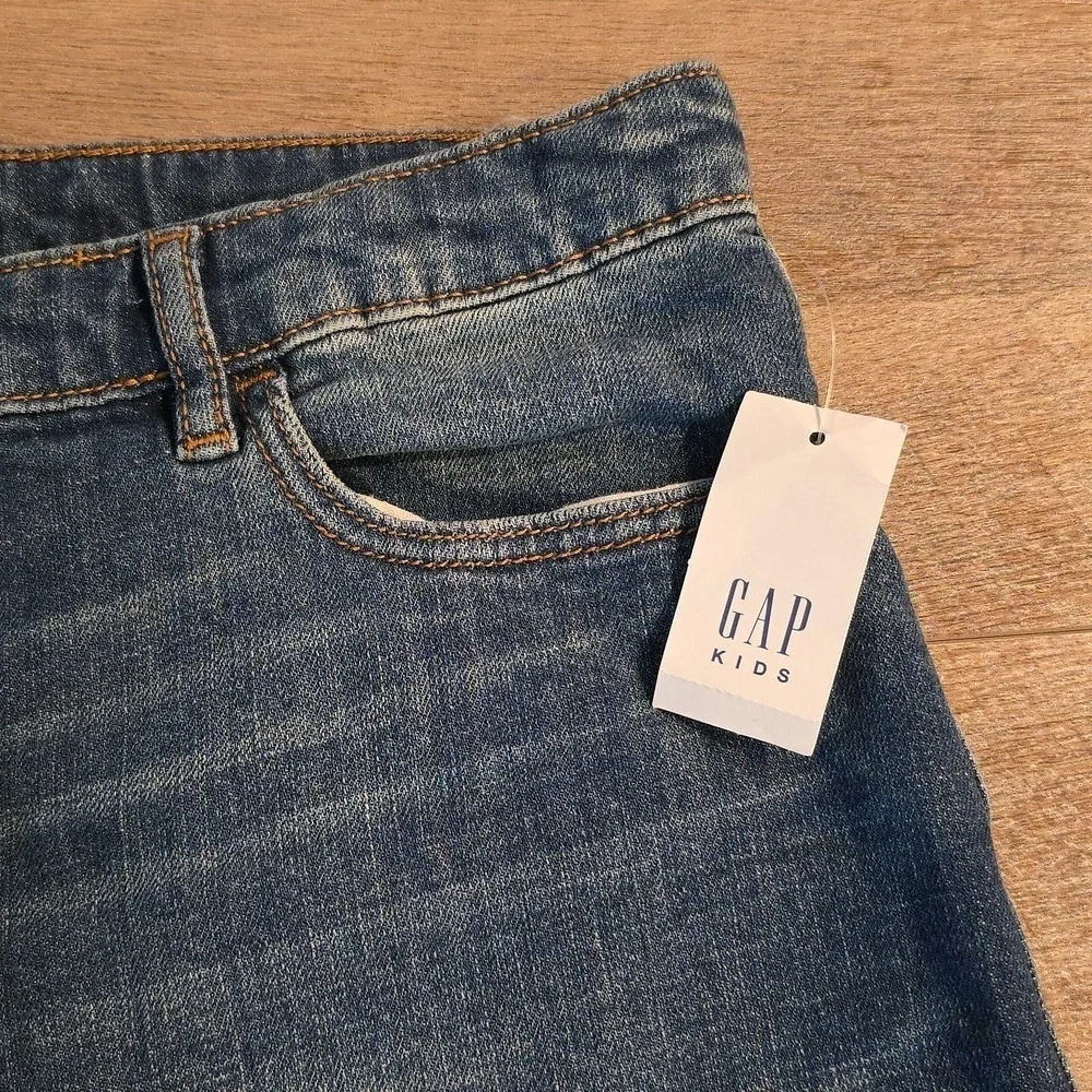 GAP-Shorty Shorts- Girls  Jean Shorts Medium Blue Frayed Hem. Size 18 Plus. NWT!